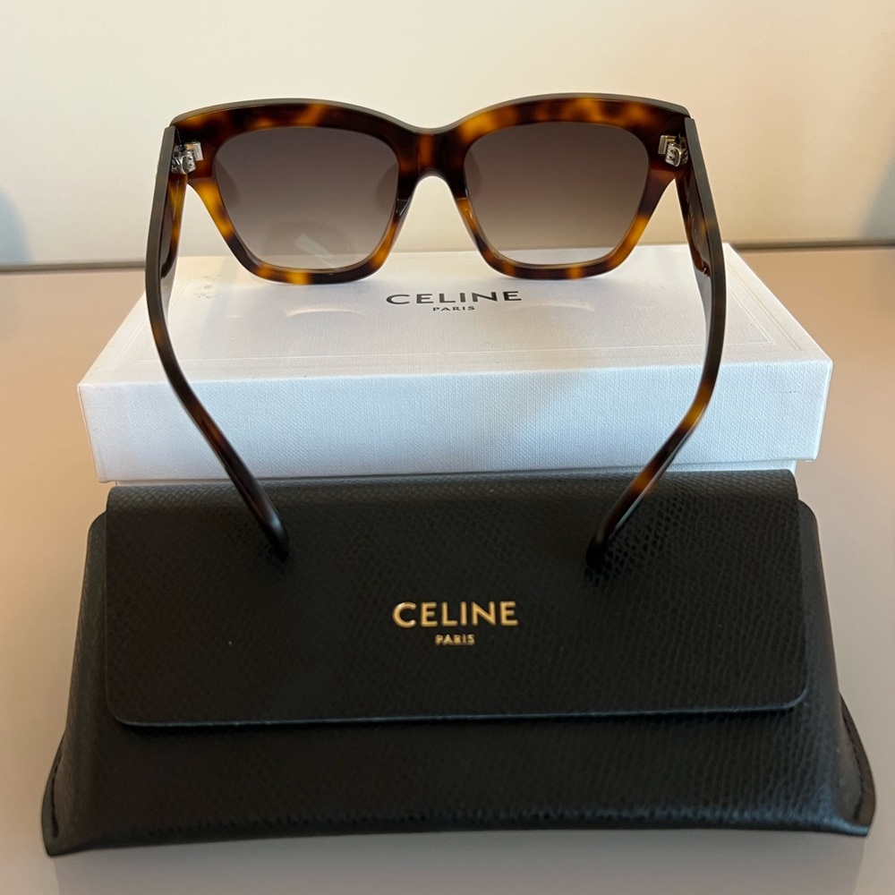 Never Worn: Celine Triomphe CL40253I Sunglasses - Blonde Havana/Roviex G… - Picture 3 of 7
